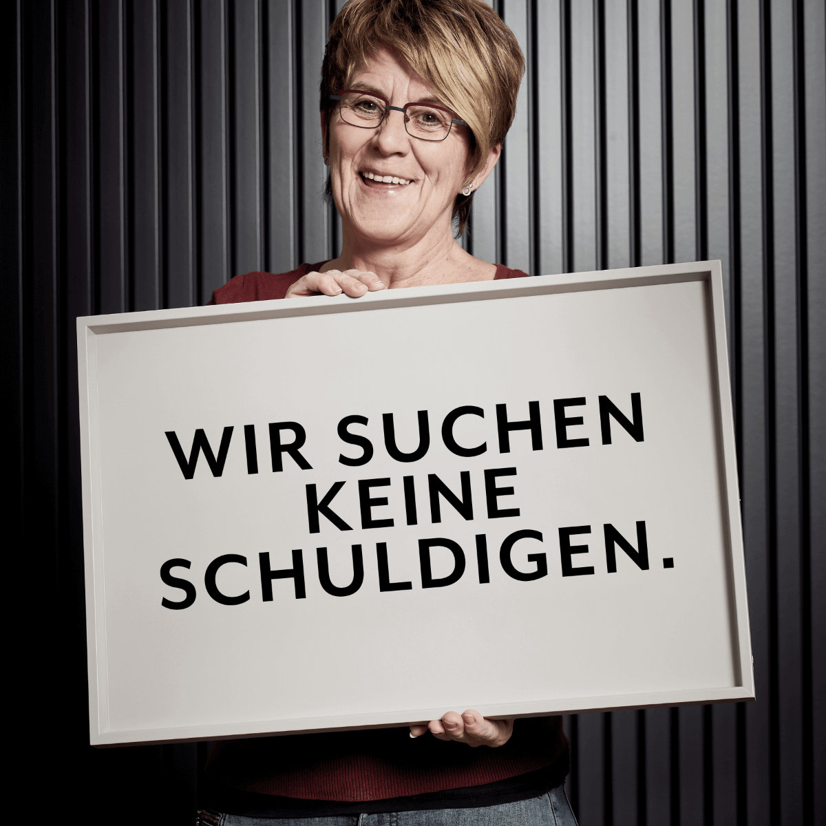 Mitarbeiterbild mit Slogan: Wir suchen keine Schuldigen.