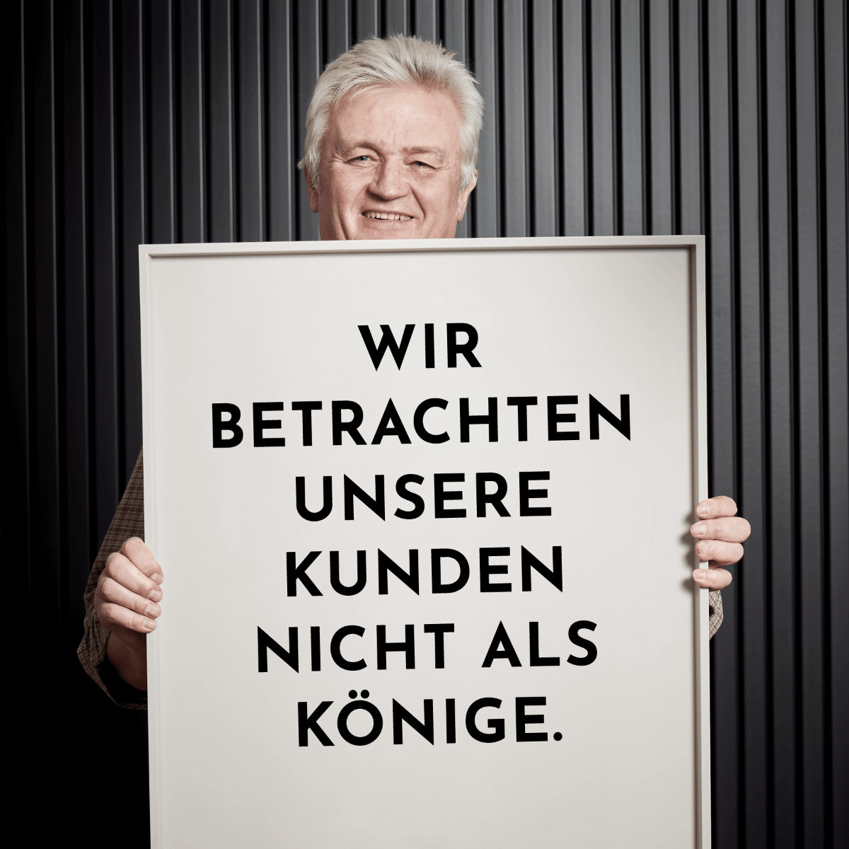 Mitarbeiterbild mit Slogan: Wir betrachten unsere Kunden nicht als Könige.
