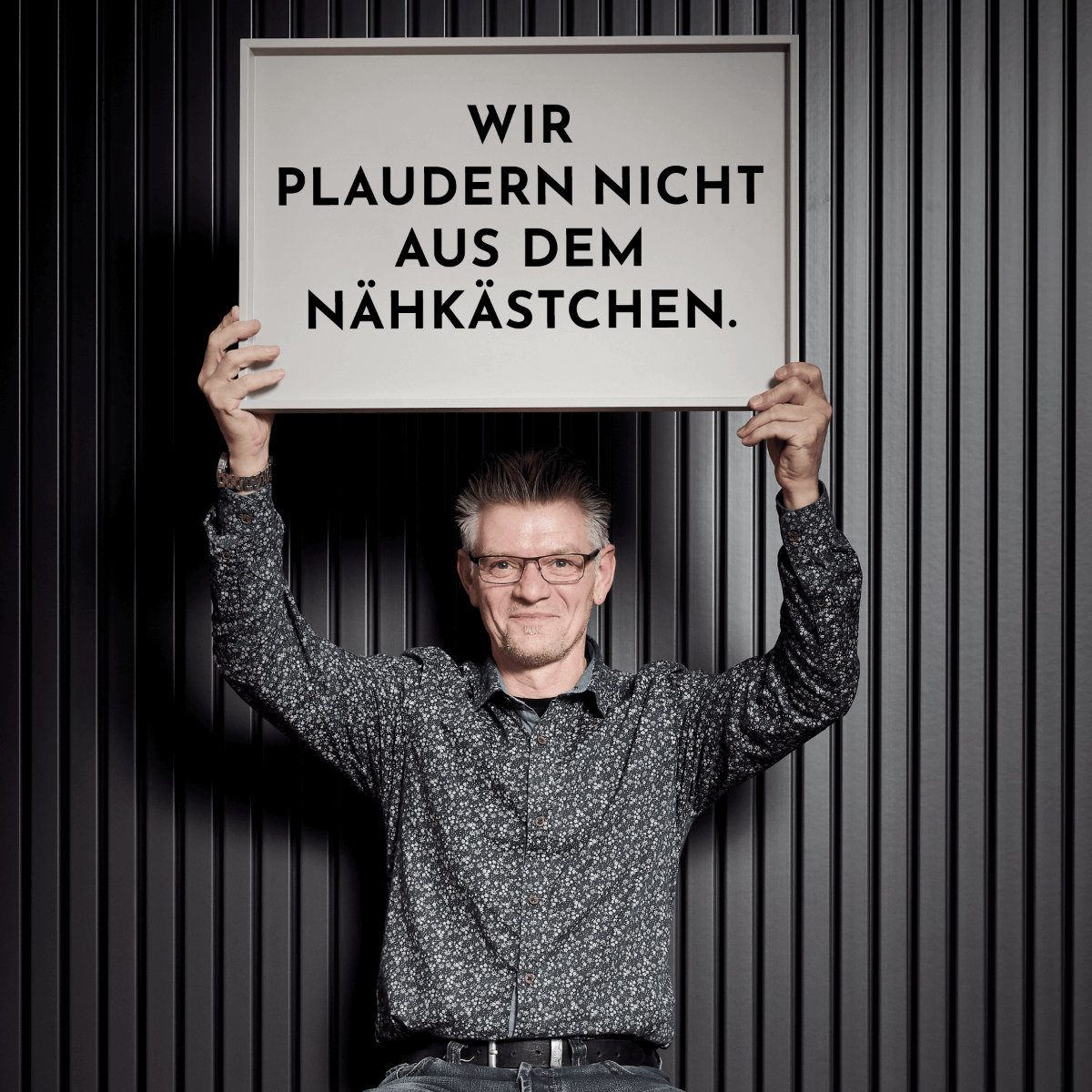 Mitarbeiterbild mit Slogan: Wir plaudern nicht aus dem Nähkästchen.