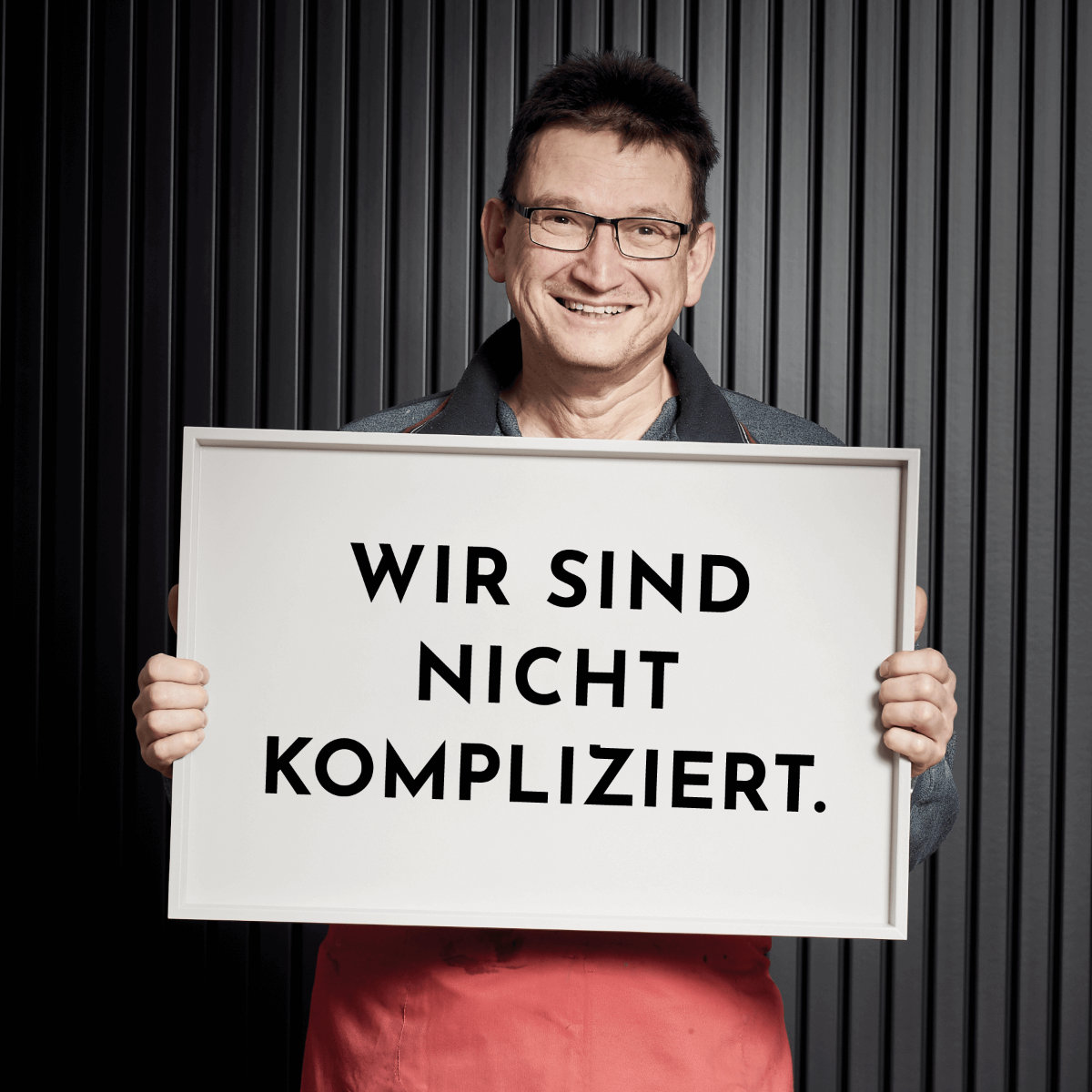 Mitarbeiterbild mit Slogan: Wir sind nicht kompliziert.