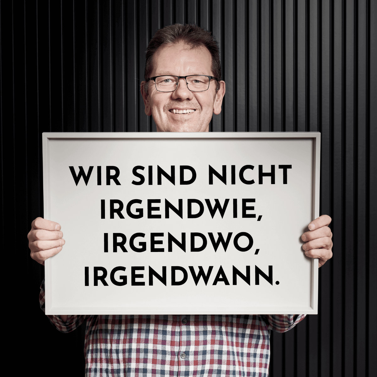 Mitarbeiterbild mit Slogan: Wir sind nicht irgendwie, irgendwo, irgendwann.